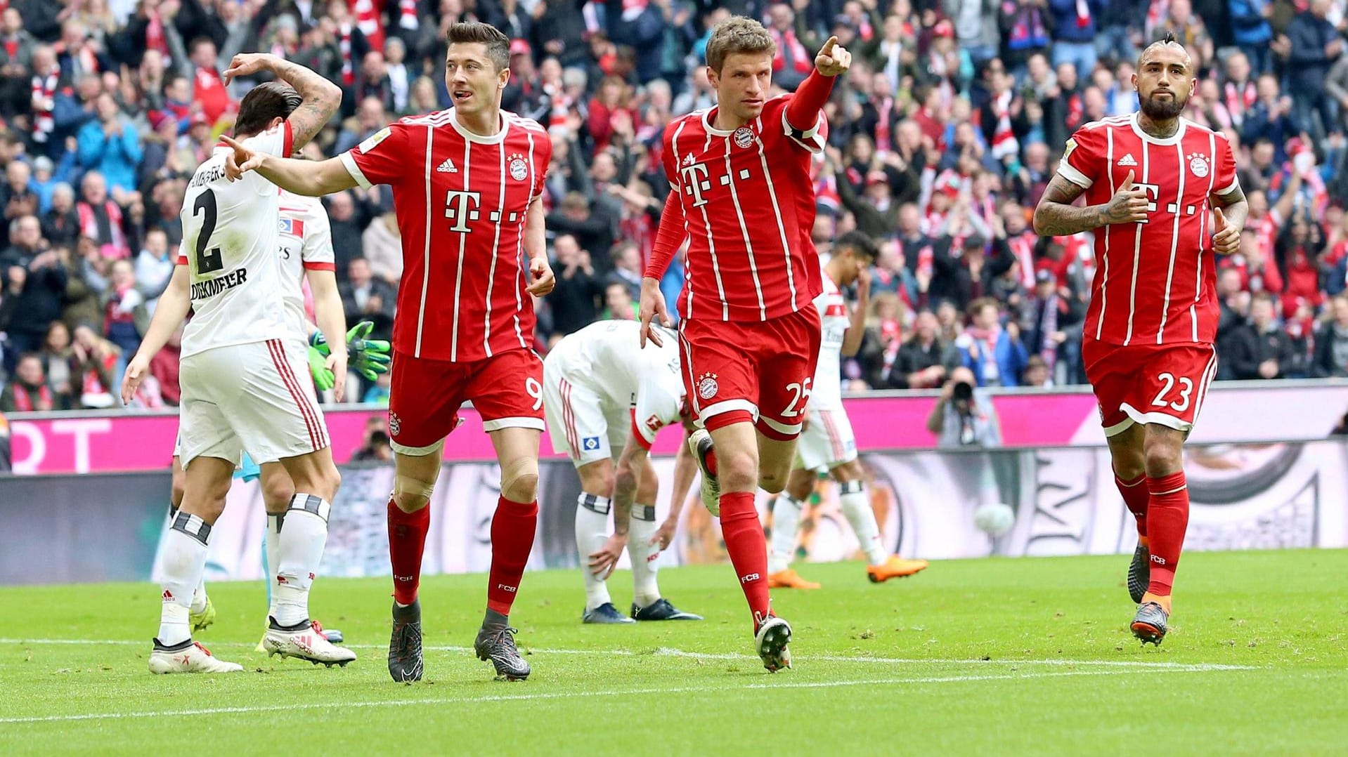 Der Bayern-Jubel beim zwischenzeitlichen 3:0: Torschütze Lewandowski (l.) traf gegen den HSV doppelt.