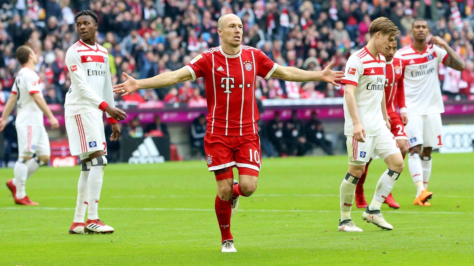 Bayerns Arjen Robben beim Torjubel: Der HSV kam in München erneut unter die Räder. Bayerns Arjen Robben beim Torjubel: Der HSV kam in München erneut unter die Räder.