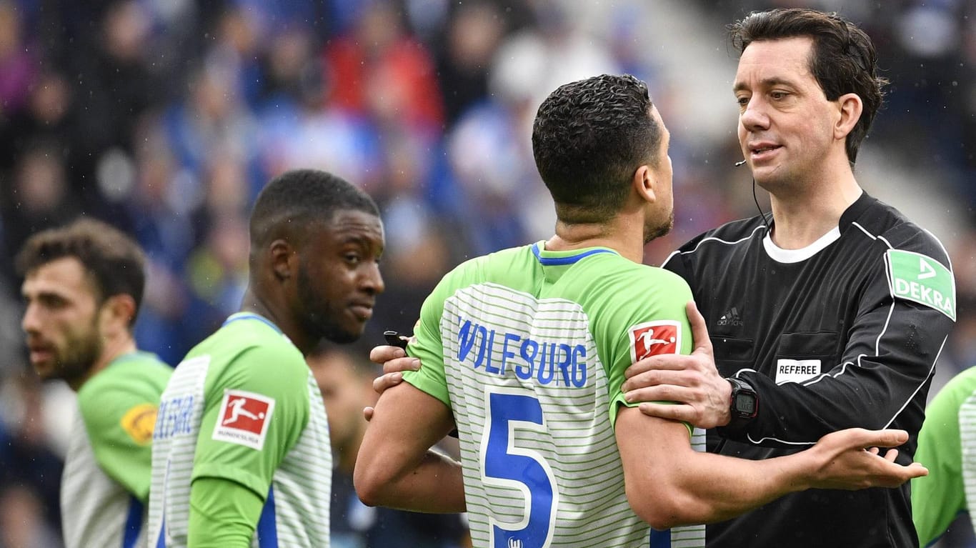 Schiedsrichter Gräfe verwarnt Wolfsburgs Bruma: Der VfL unterlag Hoffenheim deutlich.