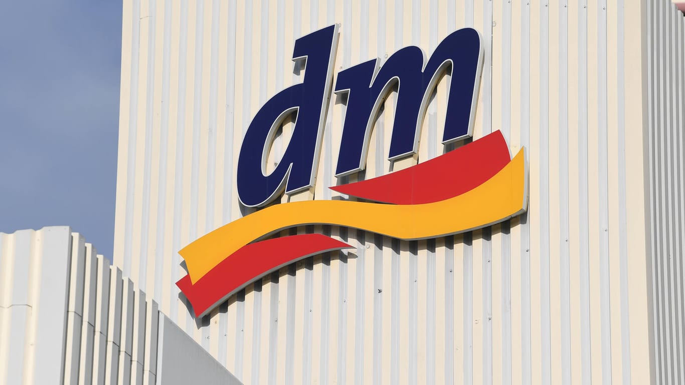 DM-Logo an der Firmenzentrale: Die Drogeriekette macht den Banken Konkurrenz