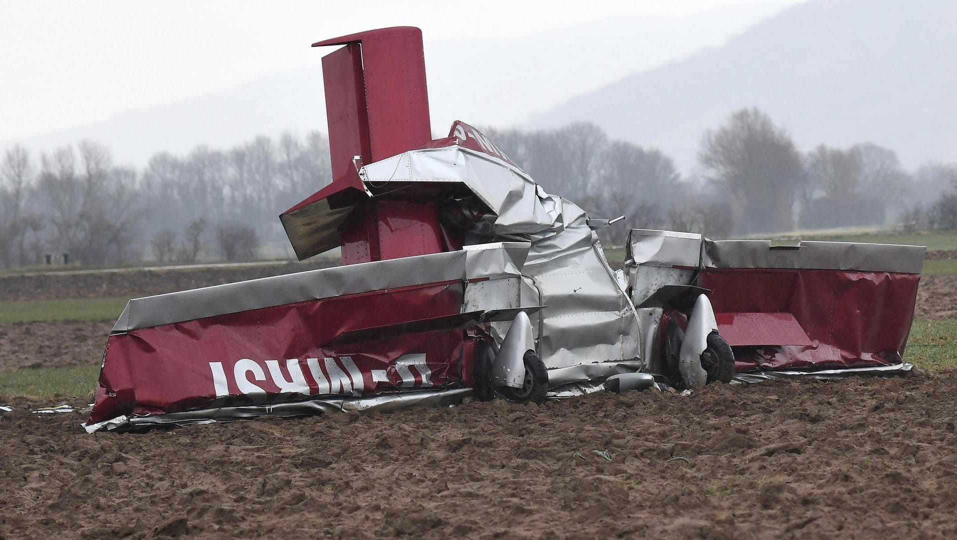 Ein abgestürztes Propellerflugzeug liegt auf einem Feld in Bensheim: Bei dem Unfall sind zwei Menschen ums Leben gekommen.