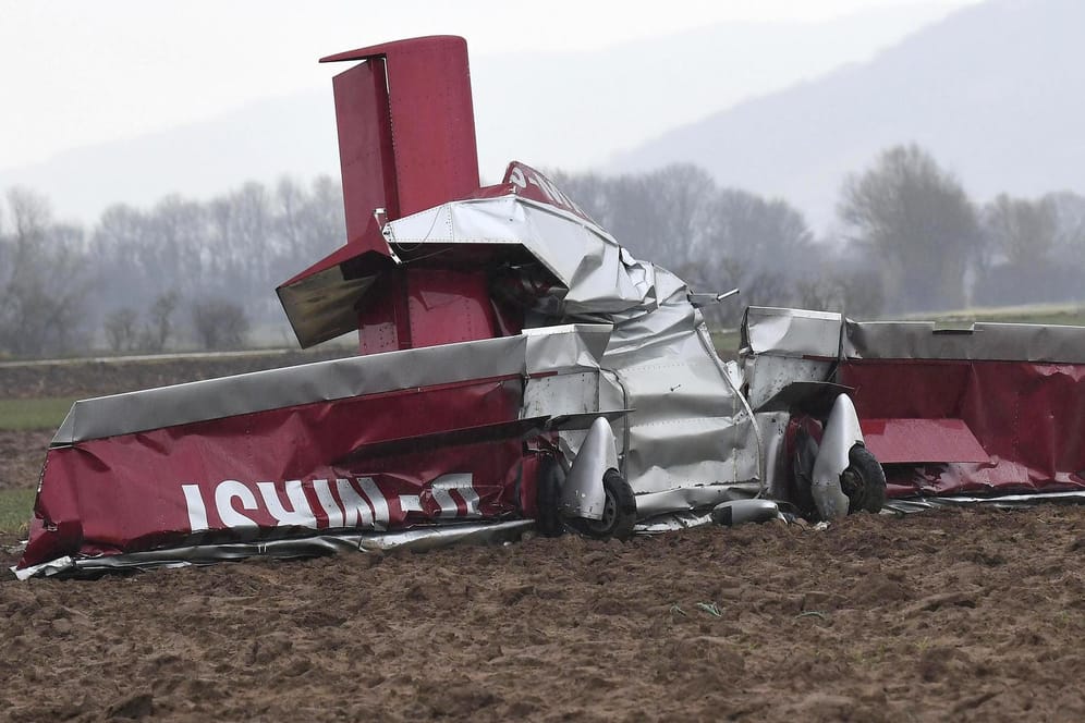 Ein abgestürztes Propellerflugzeug liegt auf einem Feld in Bensheim: Bei dem Unfall sind zwei Menschen ums Leben gekommen.