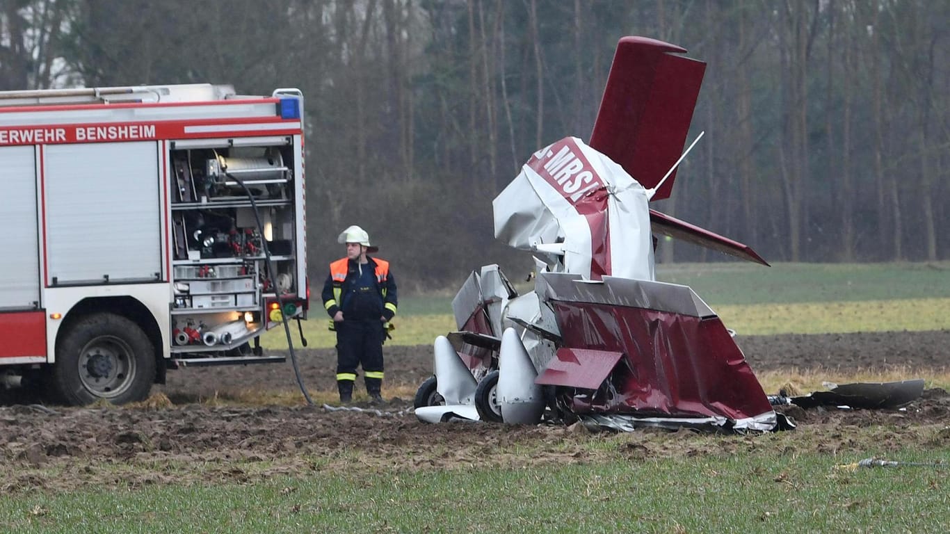 Flugzeugabsturz in Bensheim: Rettungskräfte kamen mit einem Großaufgebot zum Unfallort.