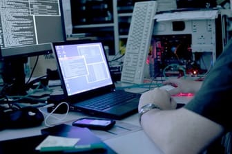 Hacker-Equipment: Bei der Cyber-Attacke auf das Auswärtige Amt wurde nach einem Medienbericht auch ein Protokoll der Brexit-Verhandlungen erbeutet.