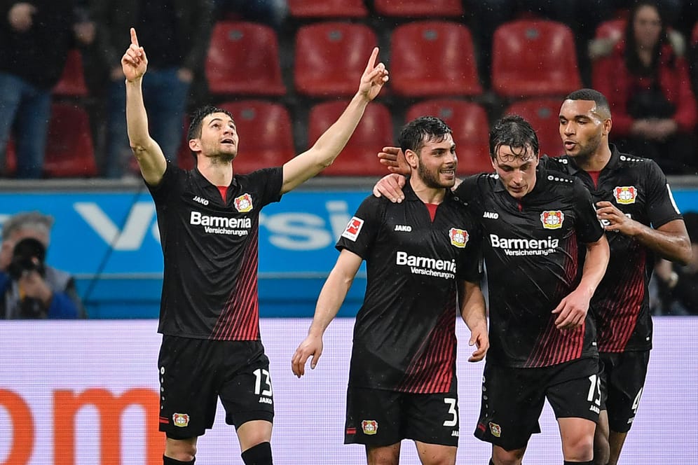 Bayer Leverkusens Lucas Nicolas Alario (l.) feiert das Tor zum 1:0 gegen Gladbach.