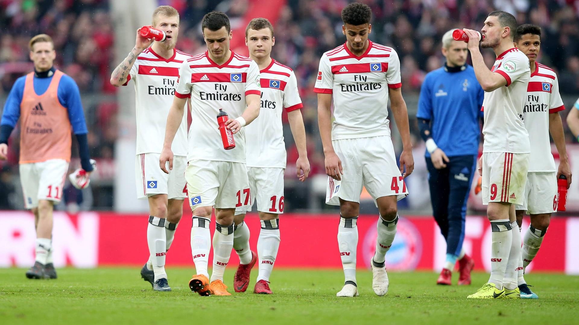 Hängende Köpfe beim HSV: Nach dem 0:6 beim FC Bayern rückt der Abstieg immer näher.