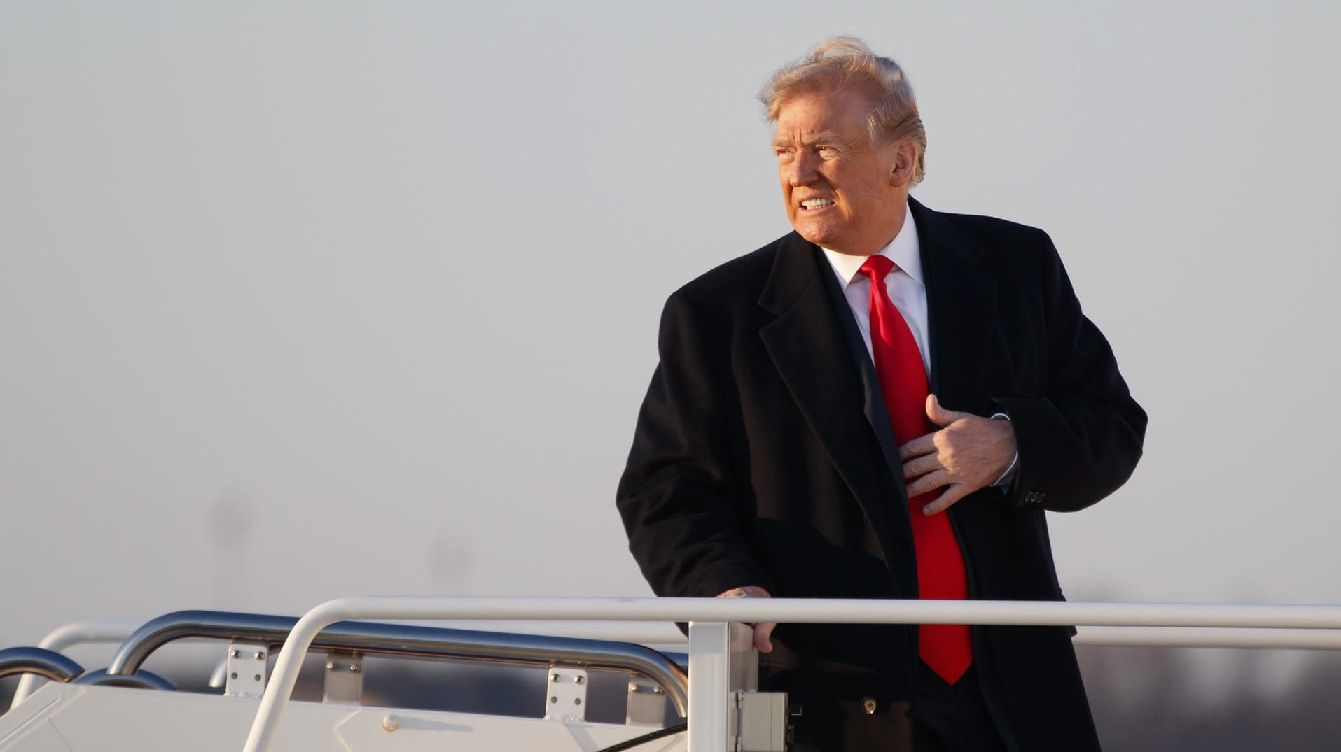 Donald Trump legt im Handelskrieg mit der EU weiter nach. Statt Ausnahmen bei Strafzöllen in Aussicht zu stellen, nannte er mit Mercedes und BMW konkrete Ziele für höhere Zollabgaben.