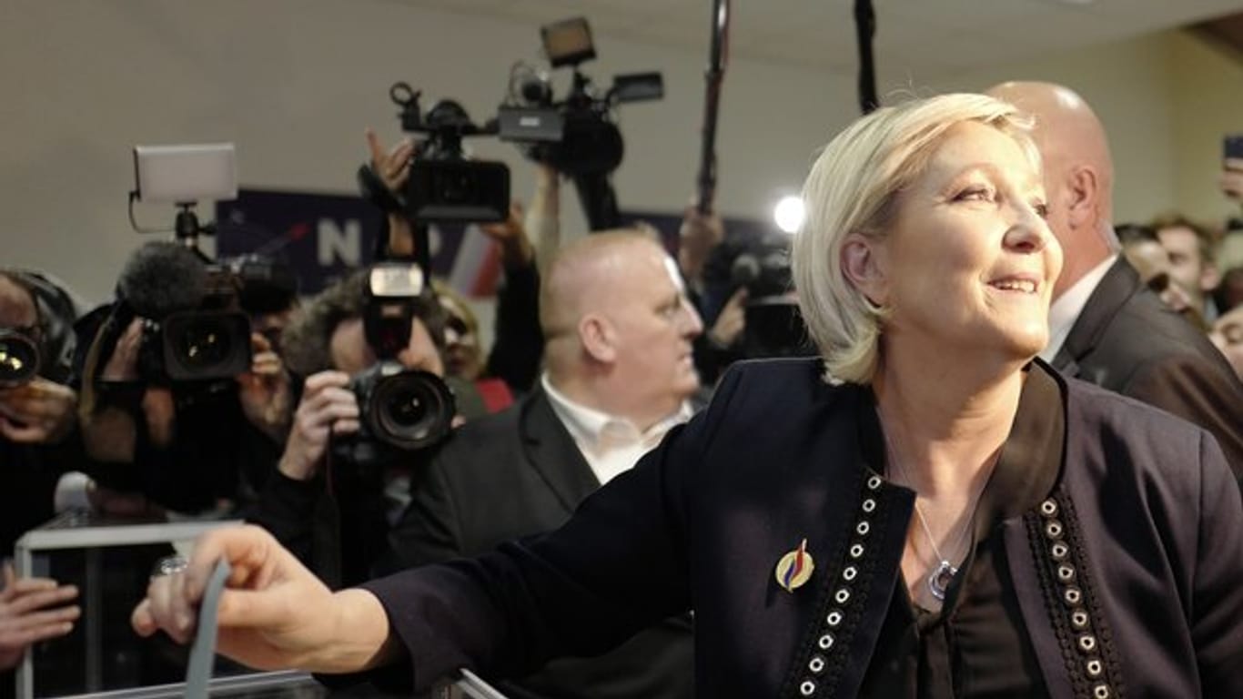 Marine Le Pen, Vorsitzende der rechtsextremen französischen Front National (FN), bei der Stimmabgabe.