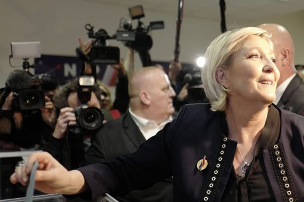 Marine Le Pen, Vorsitzende der rechtsextremen französischen Front National (FN), bei der Stimmabgabe.
