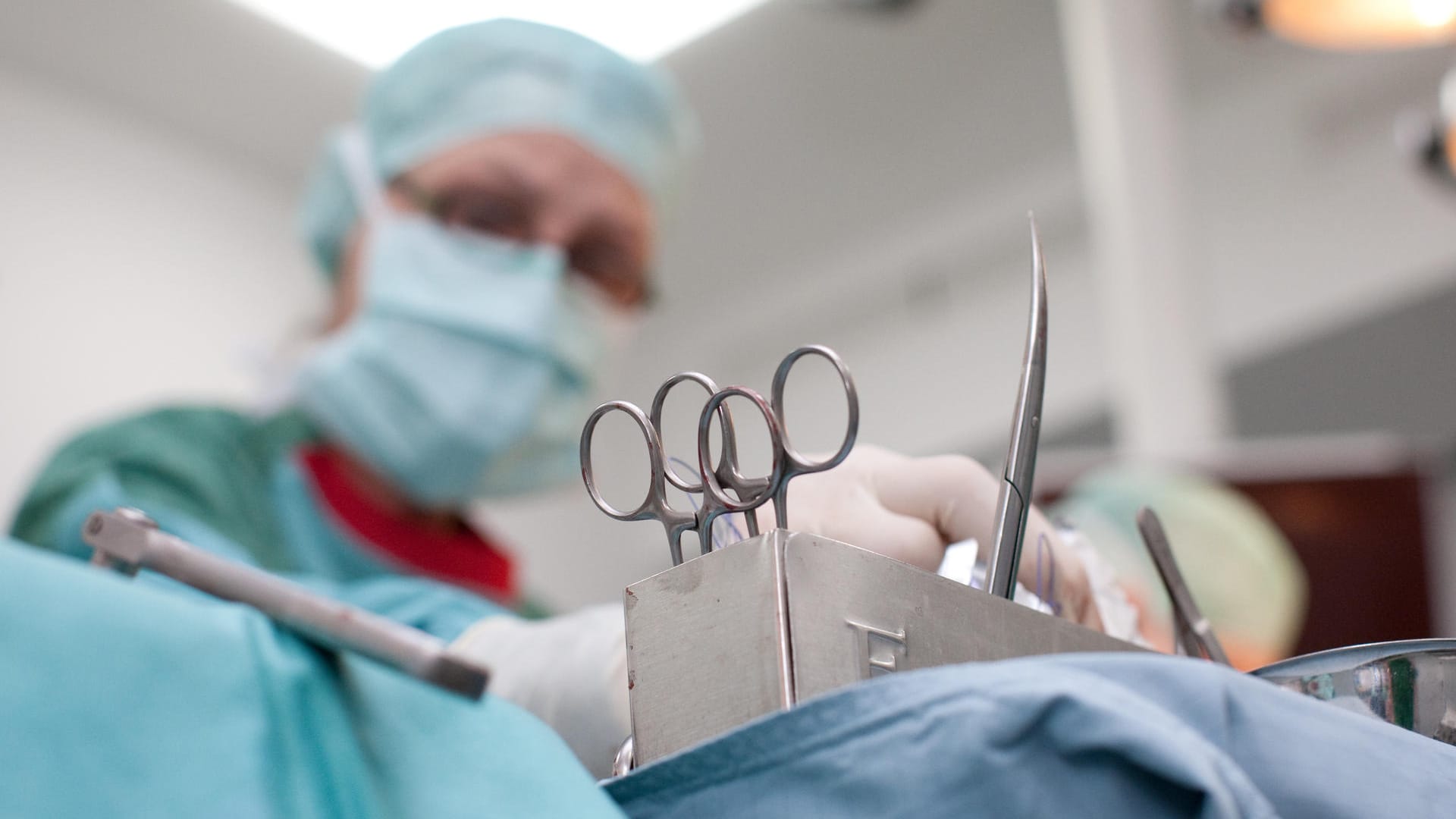 Eine OP-Schwester greift nach OP-Besteck: Patienten müssen Behandlungsfehler eindeutig nachweisen. Eine OP-Schwester greift nach OP-Besteck: Patienten müssen Behandlungsfehler eindeutig nachweisen.