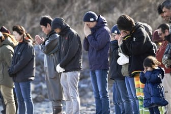 Kesenuma: Menschen gedenken am Strand der Opfer der Tsunami-Katastrophe von 2011.