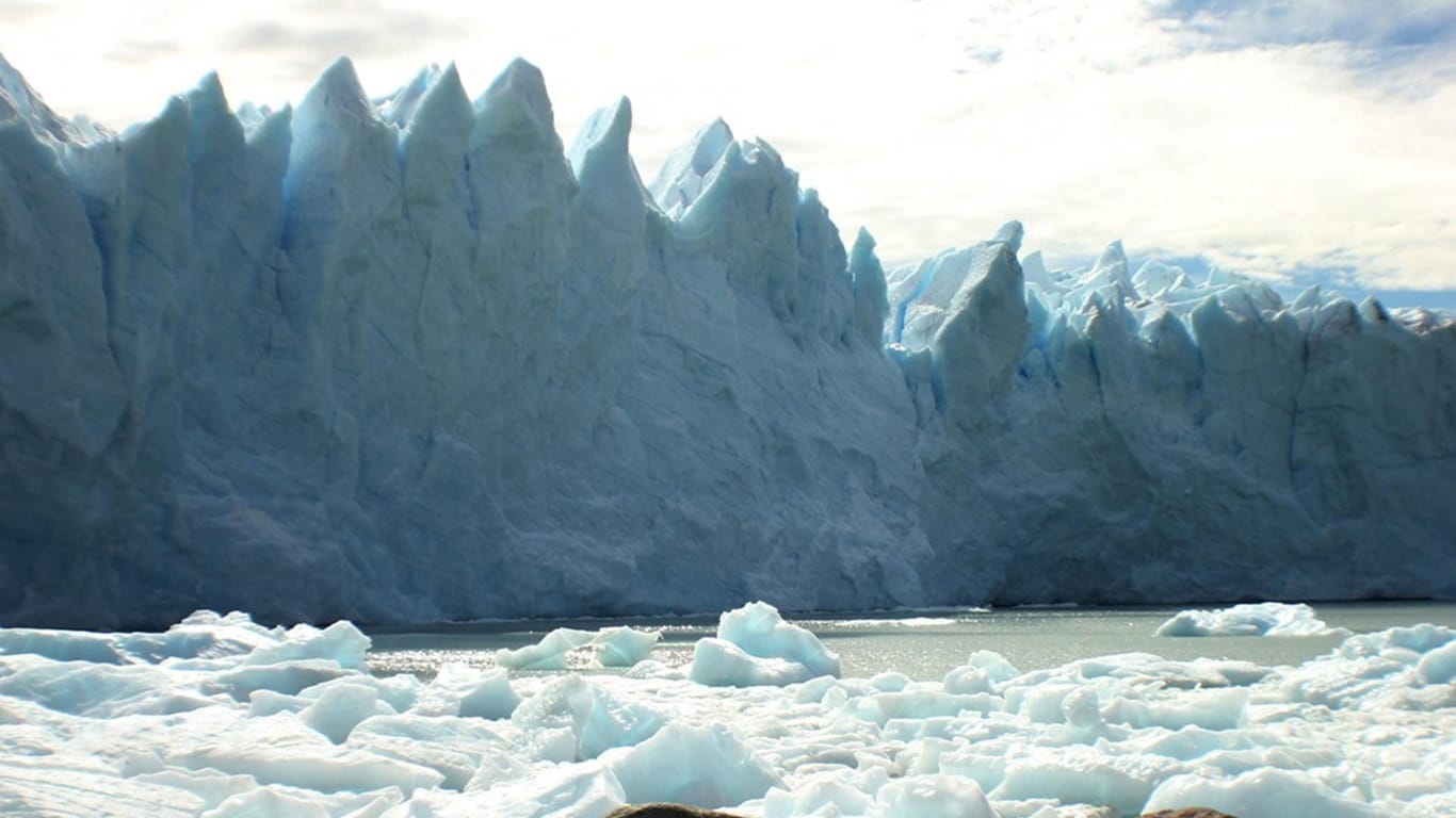 Tausende Touristen schauen jedes Jahr zu, wenn der Gletscher Perito Moreno ins Meer stürzt.