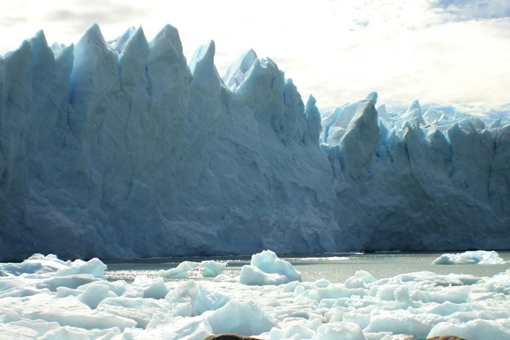Tausende Touristen schauen jedes Jahr zu, wenn der Gletscher Perito Moreno ins Meer stürzt.