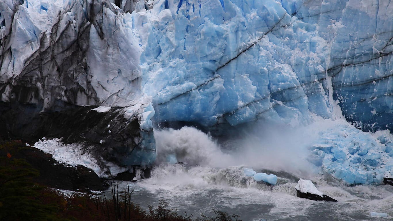 Die Eisfront rast ins Wasser. Jedes Jahr ist das Naturschauspiel im Los Glaciares Nationalpark zu bewundern.