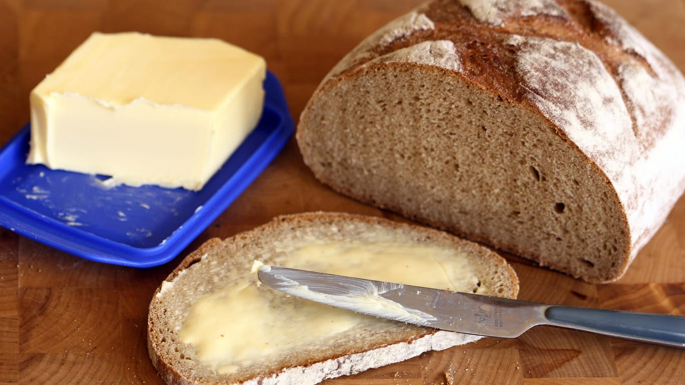 Ein Butterbrot liegt auf einem Frühstücksbrett: Die Preisentwicklung habe sich massiv auf den Butterkauf der Deutschen ausgewirkt.