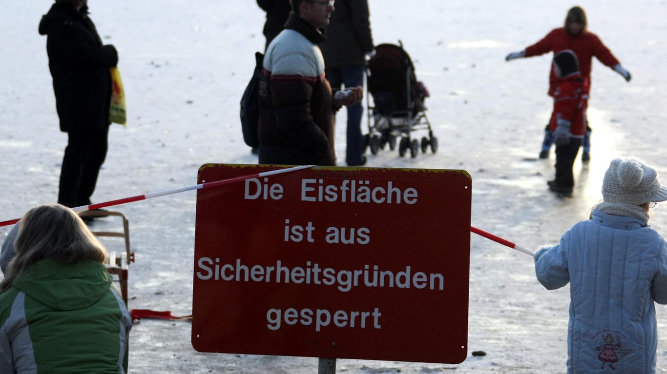 Menschen laufen auf dem zugefrorenen Titisee: Hund bricht ins Eis ein und Mann stirbt bei Rettung.