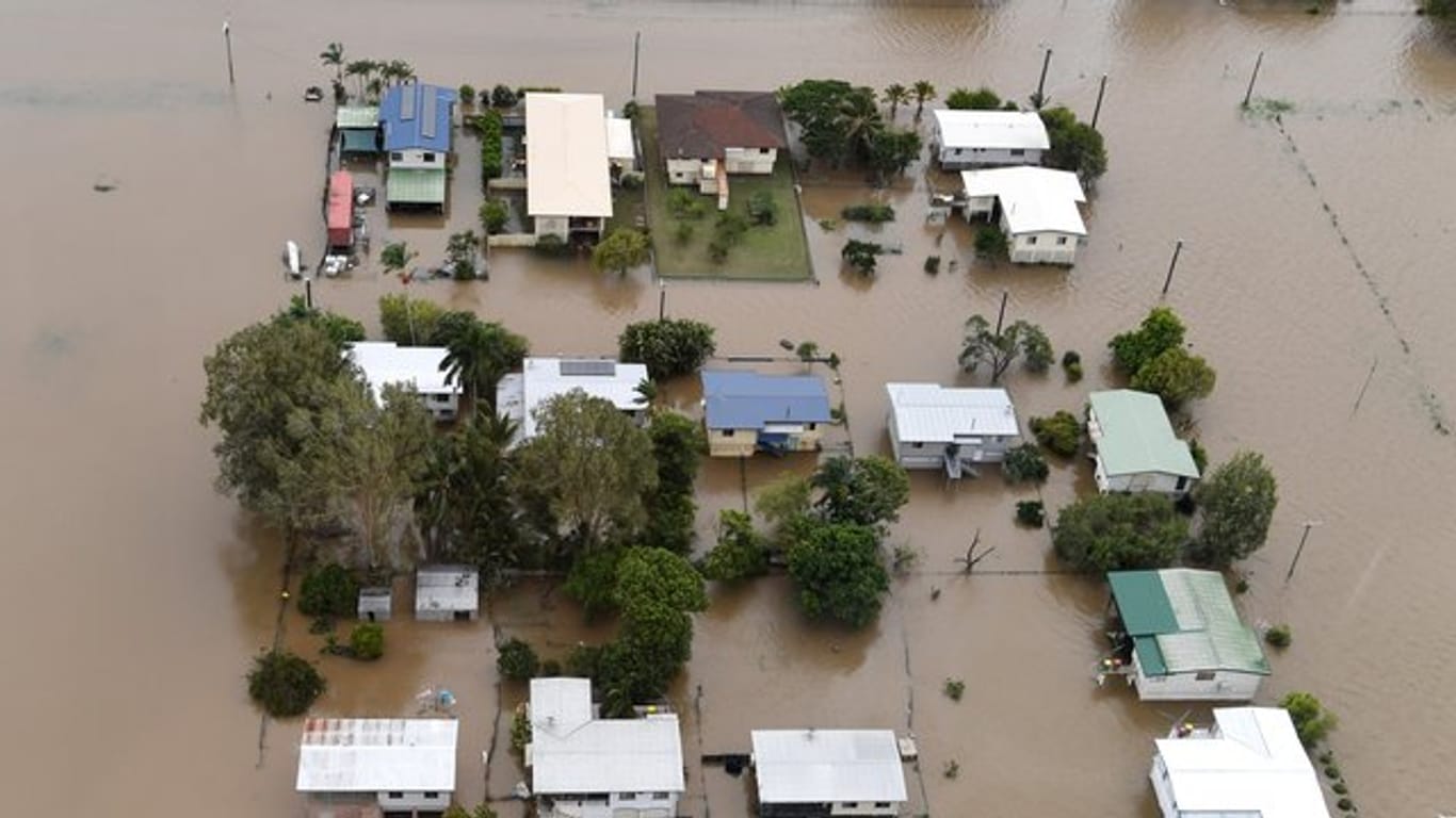 Häuser in Ingham im Bundesstaat North Queensland stehen unter Wasser.