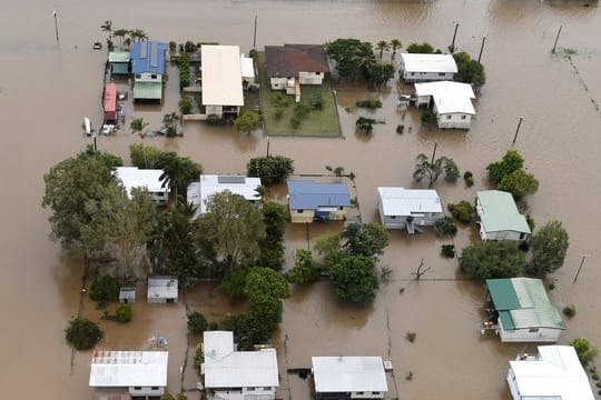 Häuser in Ingham im Bundesstaat North Queensland stehen unter Wasser.