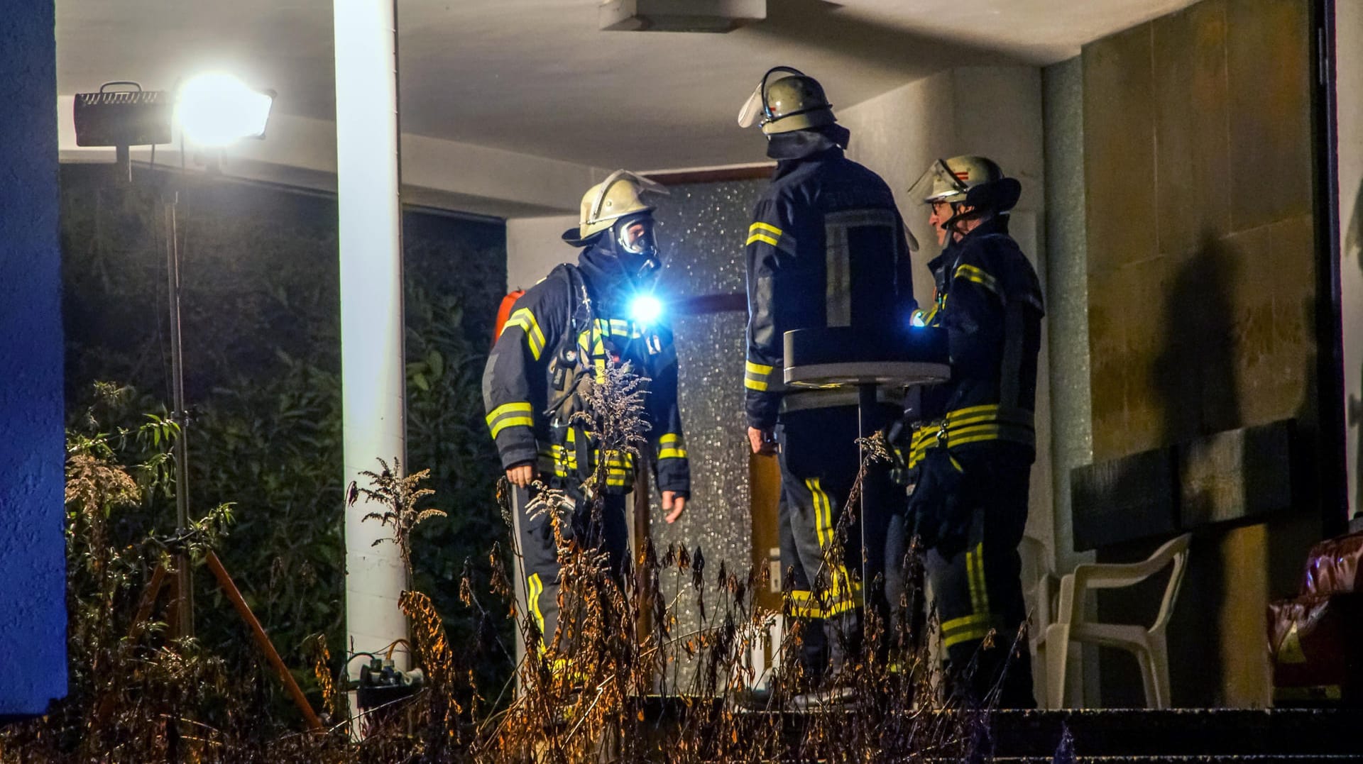 Feuerwehrleute stehen am Eingang einer Flüchtlingsunterkunft: Kohlenmonoxid-Vergiftungen in Stuttgarter Flüchtlingsunterkunft. Feuerwehrleute stehen am Eingang einer Flüchtlingsunterkunft: Kohlenmonoxid-Vergiftungen in Stuttgarter Flüchtlingsunterkunft.