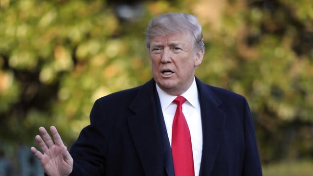 US-Präsident Donald Trump spricht auf dem South Lawn (Südrasen) des Weißen Hauses mit Journalisten. US-Präsident Donald Trump spricht auf dem South Lawn (Südrasen) des Weißen Hauses mit Journalisten.