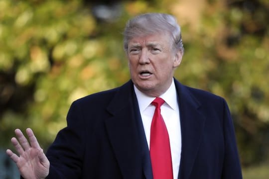 US-Präsident Donald Trump spricht auf dem South Lawn (Südrasen) des Weißen Hauses mit Journalisten.