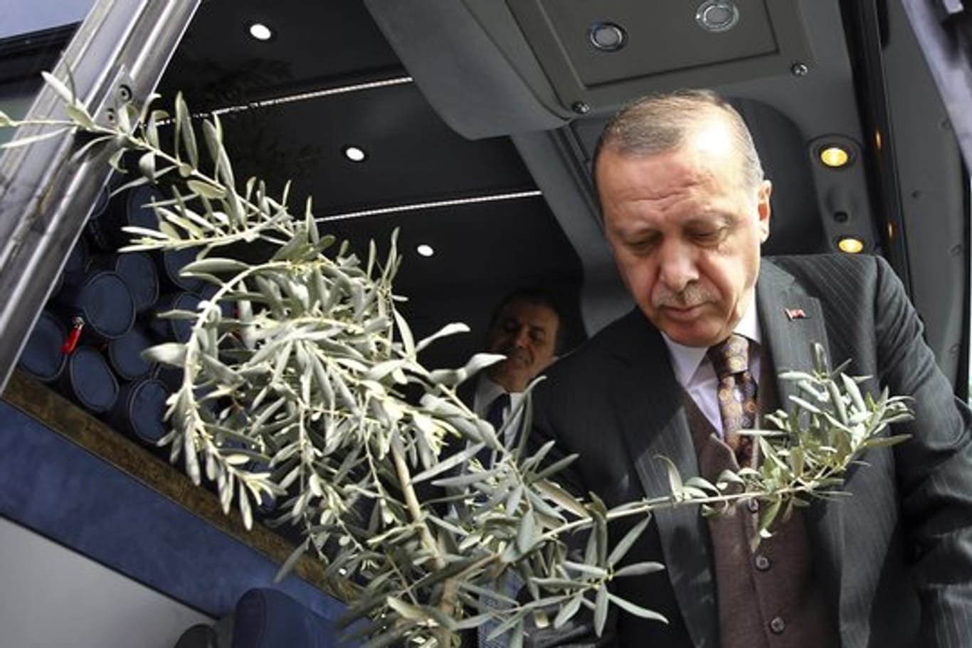 Recep Tayyip Erdogan, Präsident der Türkei, hält einen Olivenzweig in der Hand: Die türkische Militäroffensive auf Afrin trägt den Namen "Operation Olivenzweig".