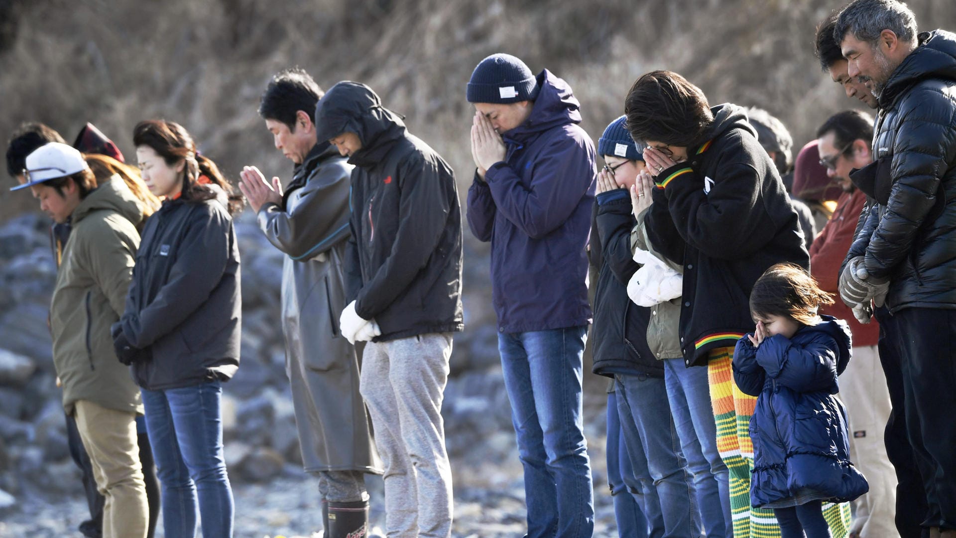 Japaner gedenken am Jahrestag der Opfer der Katastrophenserie in Japan vor sieben Jahren.