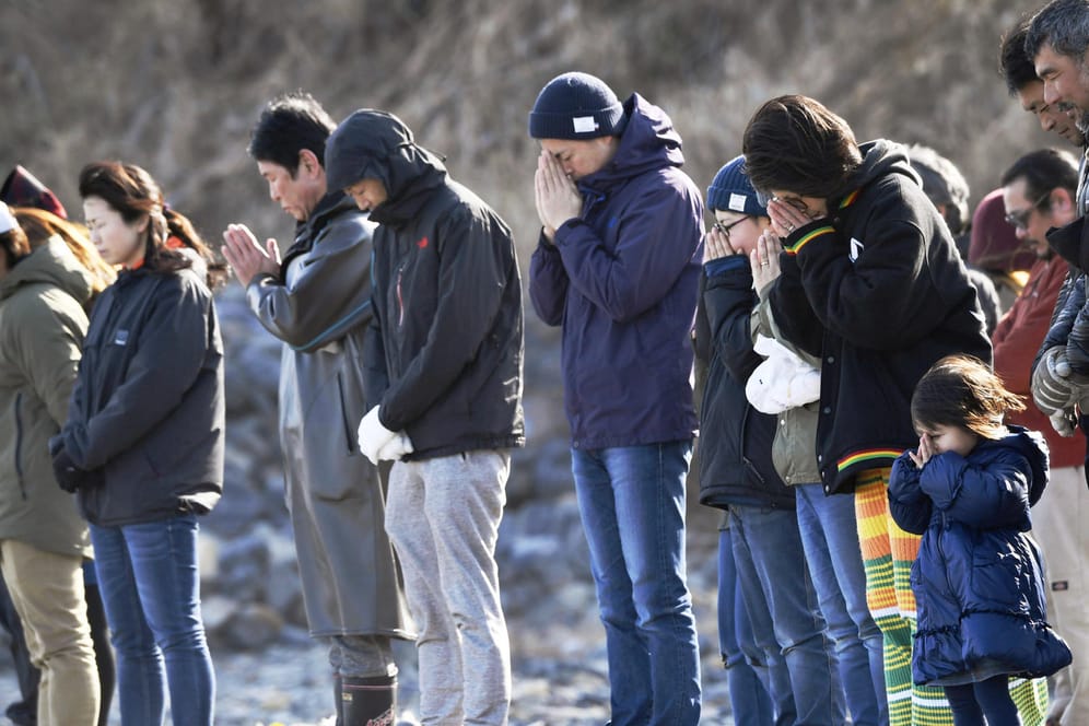 Japaner gedenken am Jahrestag der Opfer der Katastrophenserie in Japan vor sieben Jahren.