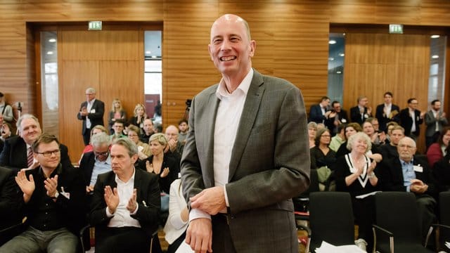 Wolfgang Tiefensee (SPD) steht während des Sonderparteitags der SPD Thüringen nach seiner Wahl zum Landesvorsitzenden vor den Delegierten. Wolfgang Tiefensee (SPD) steht während des Sonderparteitags der SPD Thüringen nach seiner Wahl zum Landesvorsitzenden vor den Delegierten.