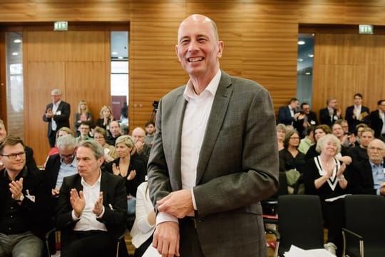 Wolfgang Tiefensee (SPD) steht während des Sonderparteitags der SPD Thüringen nach seiner Wahl zum Landesvorsitzenden vor den Delegierten.