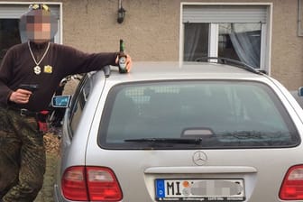 Tatverdächtige Jörg Volker W. neben seinem Auto auf einem Fahndungsfoto der Polizei.