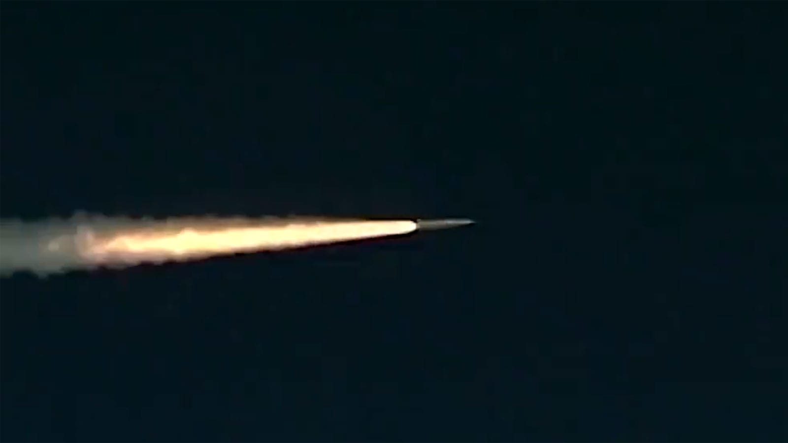 Screenshot aus dem von der russischen Armee veröffentlichten Video der angeblichen Hyperschall-Rakete. Screenshot aus dem von der russischen Armee veröffentlichten Video der angeblichen Hyperschall-Rakete.