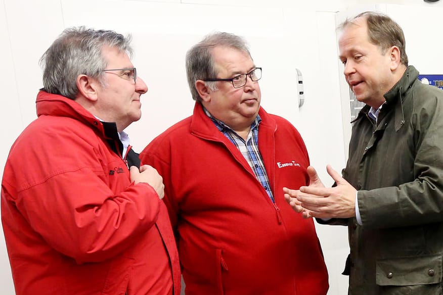 Tafel-Chef Jörg Sartor (m.) im Gespräch mit NRW-Integrationsminister Joachim Stamp (r.) und Peter Renzel, Sozialdezernent der Stadt Essen.