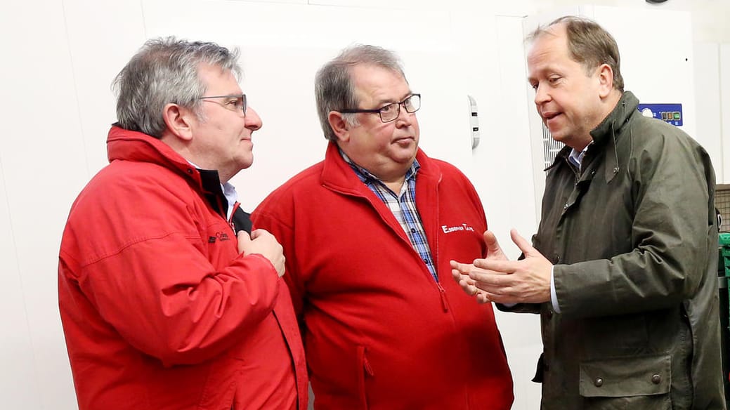 Tafel-Chef Jörg Sartor (m.) im Gespräch mit NRW-Integrationsminister Joachim Stamp (r.) und Peter Renzel, Sozialdezernent der Stadt Essen.