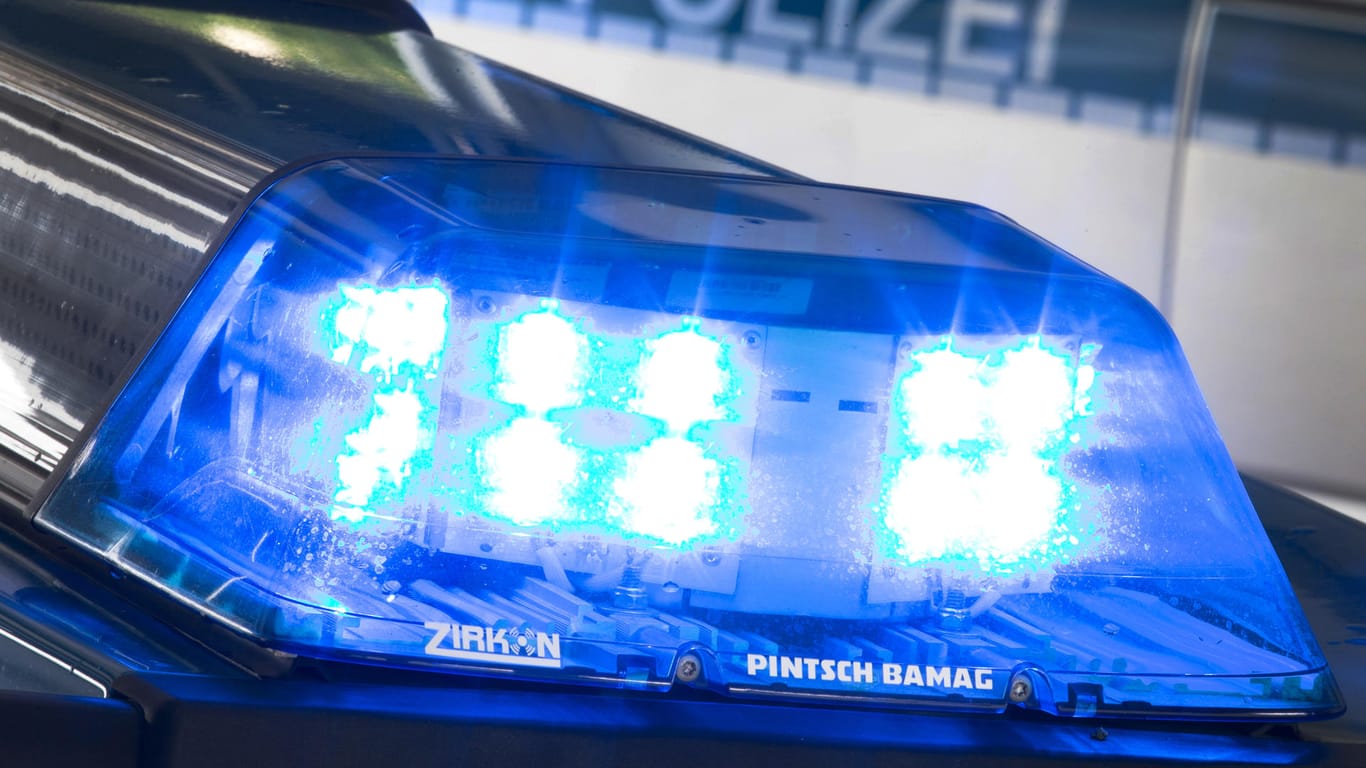 Ein Blaulicht leuchtet auf dem Dach eines Polizeiwagens: In Lauffen (Baden-Württemberg) sucht die Polizei nach mindestens fünf Tätern, die einen Brandanschlag auf eine Moschee verübt haben sollen. (Archivbild)