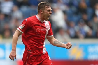Rouwen Hennings jubelt: Der Torjäger hat das 1:0 für Düsseldorf erzielt.