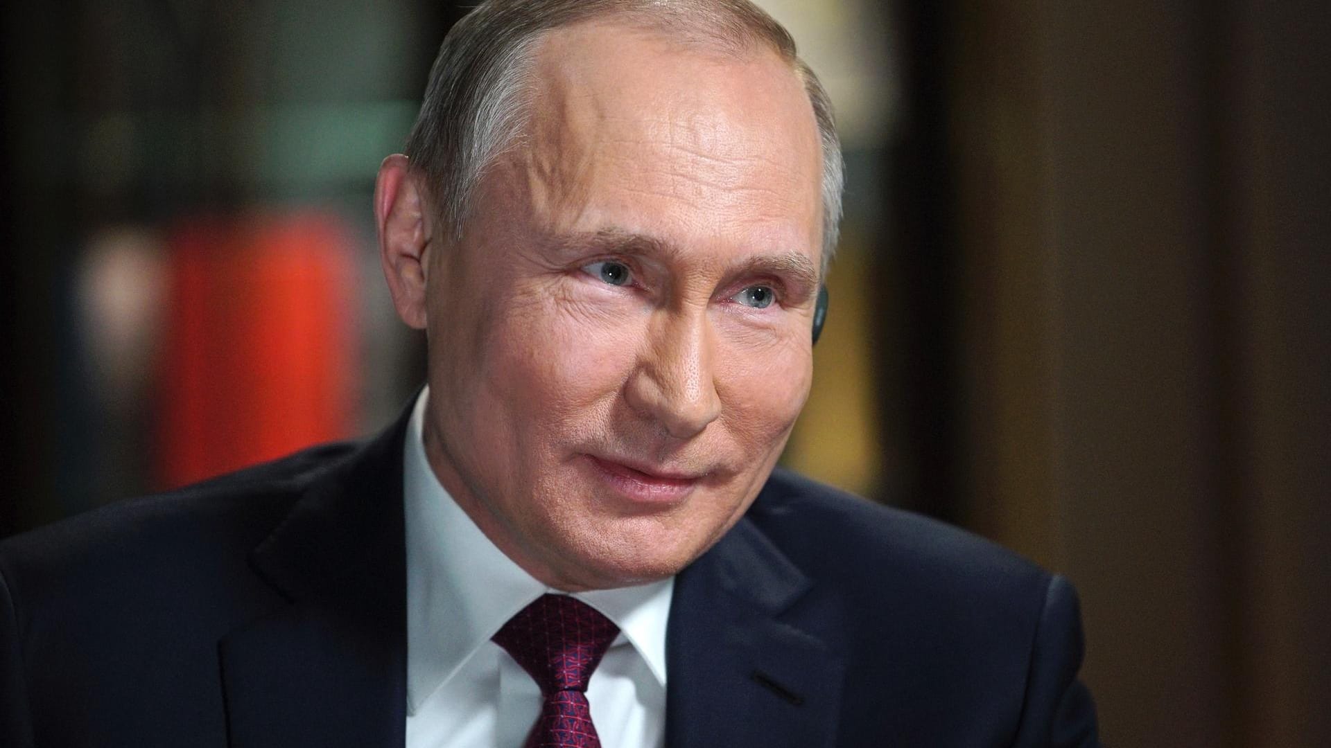 Der russische Präsident Wladimir Putin in einem Interview: In einem Porträtfilm hat Putin erzählt, dass die deutsche Kanzlerin ihm gelegentlich Bier schickt.