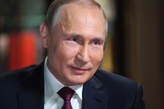 Der russische Präsident Wladimir Putin in einem Interview: In einem Porträtfilm hat Putin erzählt, dass die deutsche Kanzlerin ihm gelegentlich Bier schickt.