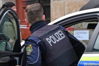 Ein Polizist in Sachsen-Anhalt: In Sangerhausen haben Jugendliche einen 60-Jährigen verprügelt.