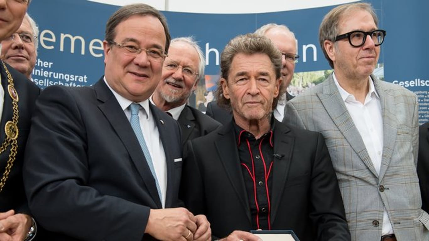 Peter Maffay (r) mit Ministerpräsident Armin Laschet bei der Preisverleihung.