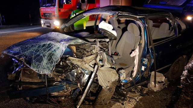 Das Fahrzeug des Geisterfahrers an der Unfallstelle auf der Autobahn 14.