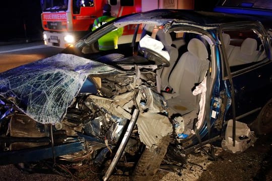 Das Fahrzeug des Geisterfahrers an der Unfallstelle auf der Autobahn 14.