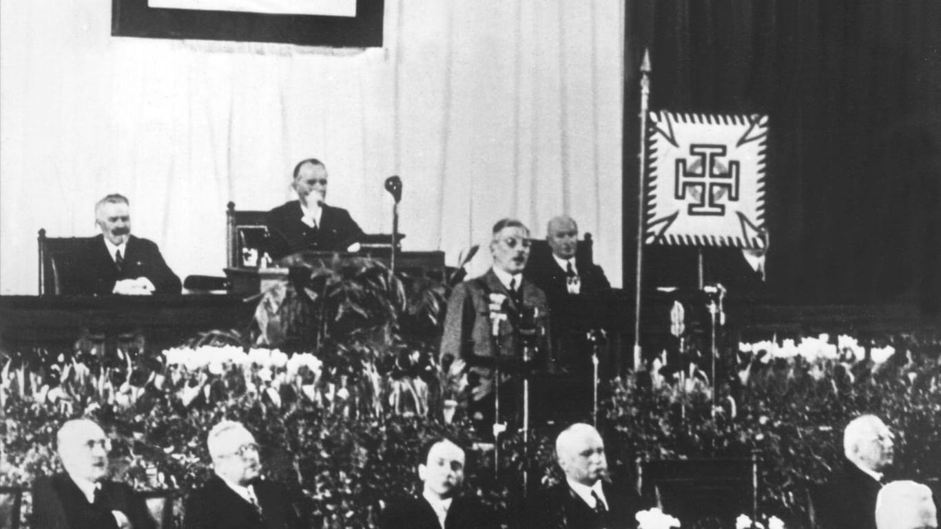 Der damalige österreichische Bundeskanzler Kurt von Schuschnigg spricht vor dem Wiener Parlament im Februar 1938 in Wien, noch hofft er, einen Einmarsch der deutschen Wehrmacht abwenden zu können: Doch am 12. März 1938 überschreiten Soldaten der deutschen Wehrmacht die Grenze zur Alpenrepublik.