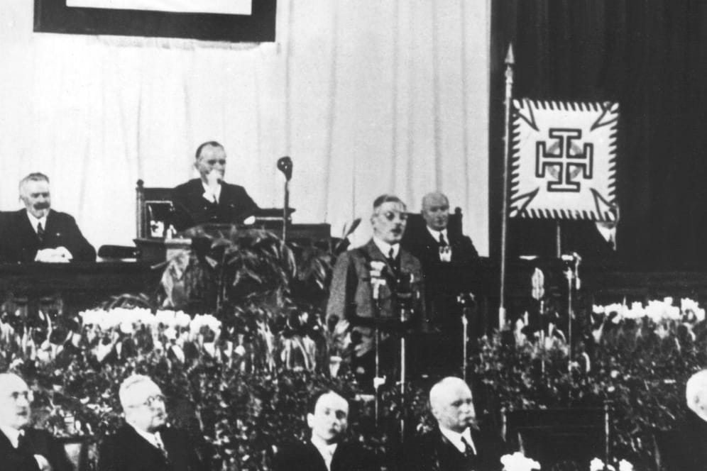 Der damalige österreichische Bundeskanzler Kurt von Schuschnigg spricht vor dem Wiener Parlament im Februar 1938 in Wien, noch hofft er, einen Einmarsch der deutschen Wehrmacht abwenden zu können: Doch am 12. März 1938 überschreiten Soldaten der deutschen Wehrmacht die Grenze zur Alpenrepublik.