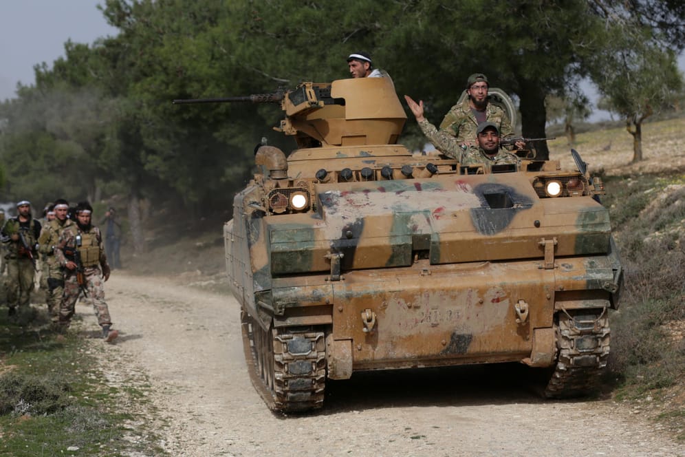 Operation "Olivenzweig": Kämpfer der von Ankara unterstützten Freien Syrischen Armee rücken auf Afrin vor.