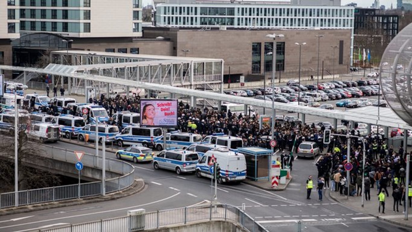 Massives Polizeiaufgebot mm Flughafen Düsseldorf, wo es zu Auseinandersetzungen zwischen mutmaßlich türkischen und kurdischen Demonstranten gekommen war.