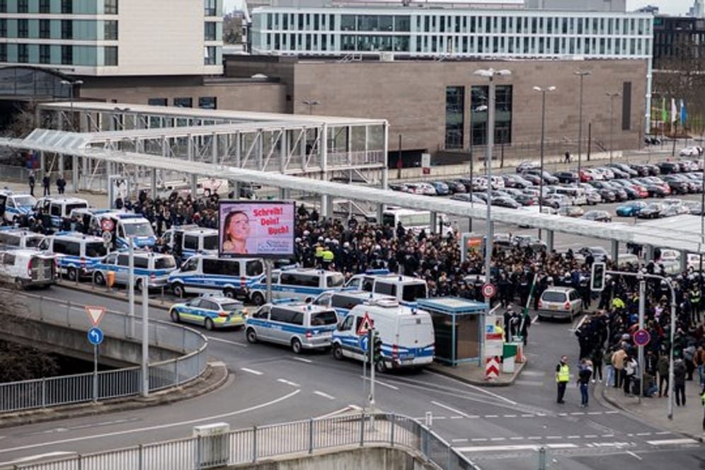 Massives Polizeiaufgebot mm Flughafen Düsseldorf, wo es zu Auseinandersetzungen zwischen mutmaßlich türkischen und kurdischen Demonstranten gekommen war.
