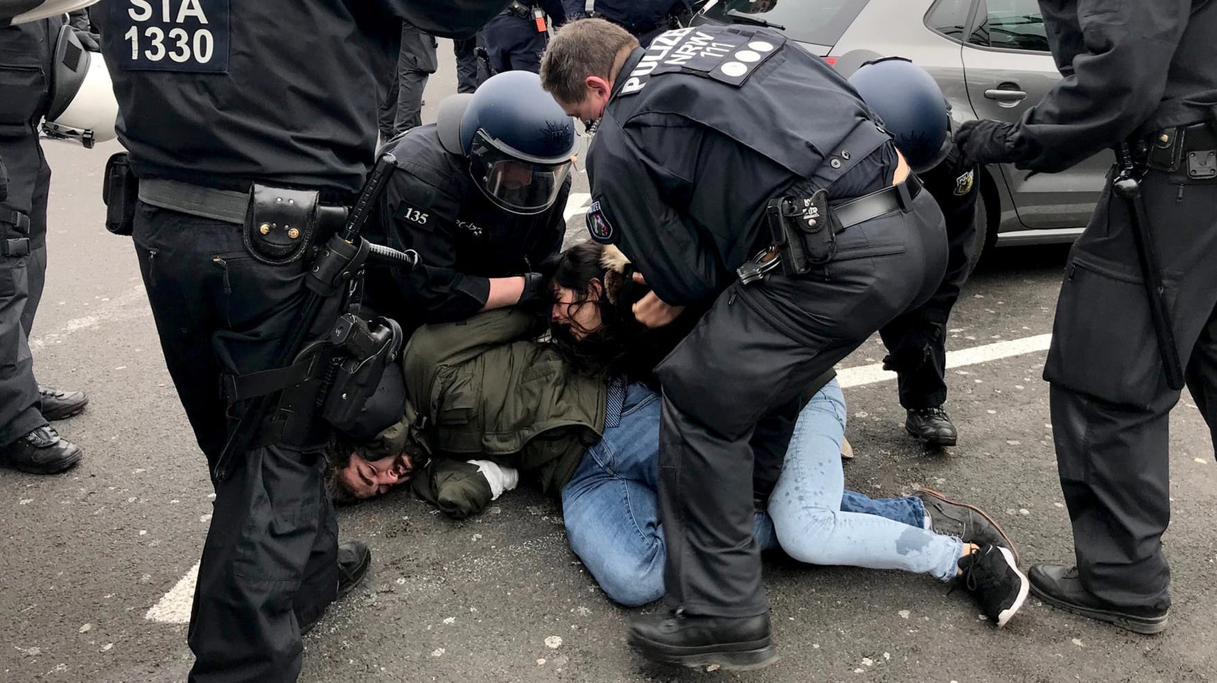 Rangeleien am Flughafen Düsseldorf: Beamte gehen gegen randalierende Demonstranten vor. Rangeleien am Flughafen Düsseldorf: Beamte gehen gegen randalierende Demonstranten vor.