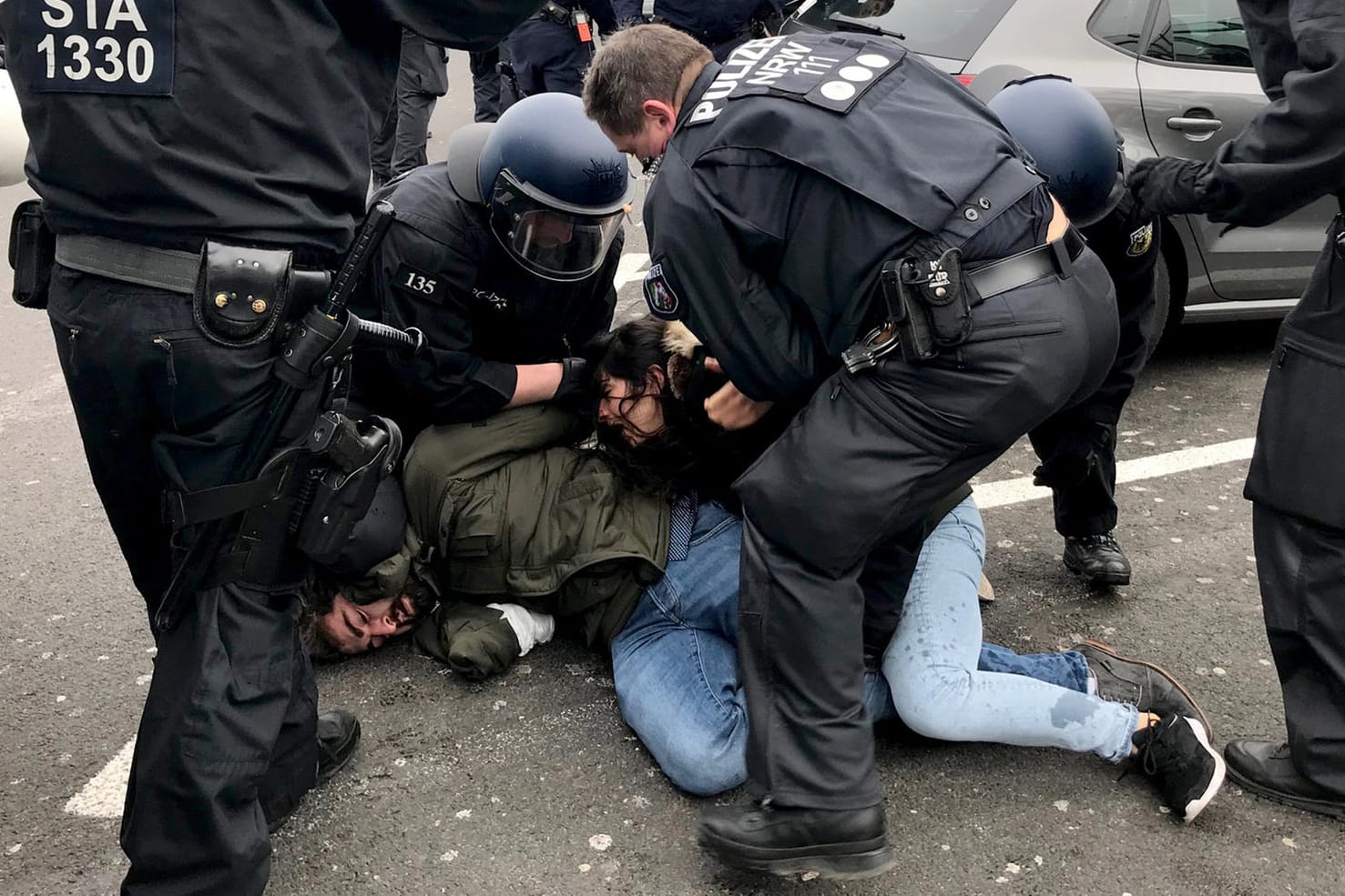 Rangeleien am Flughafen Düsseldorf: Beamte gehen gegen randalierende Demonstranten vor.