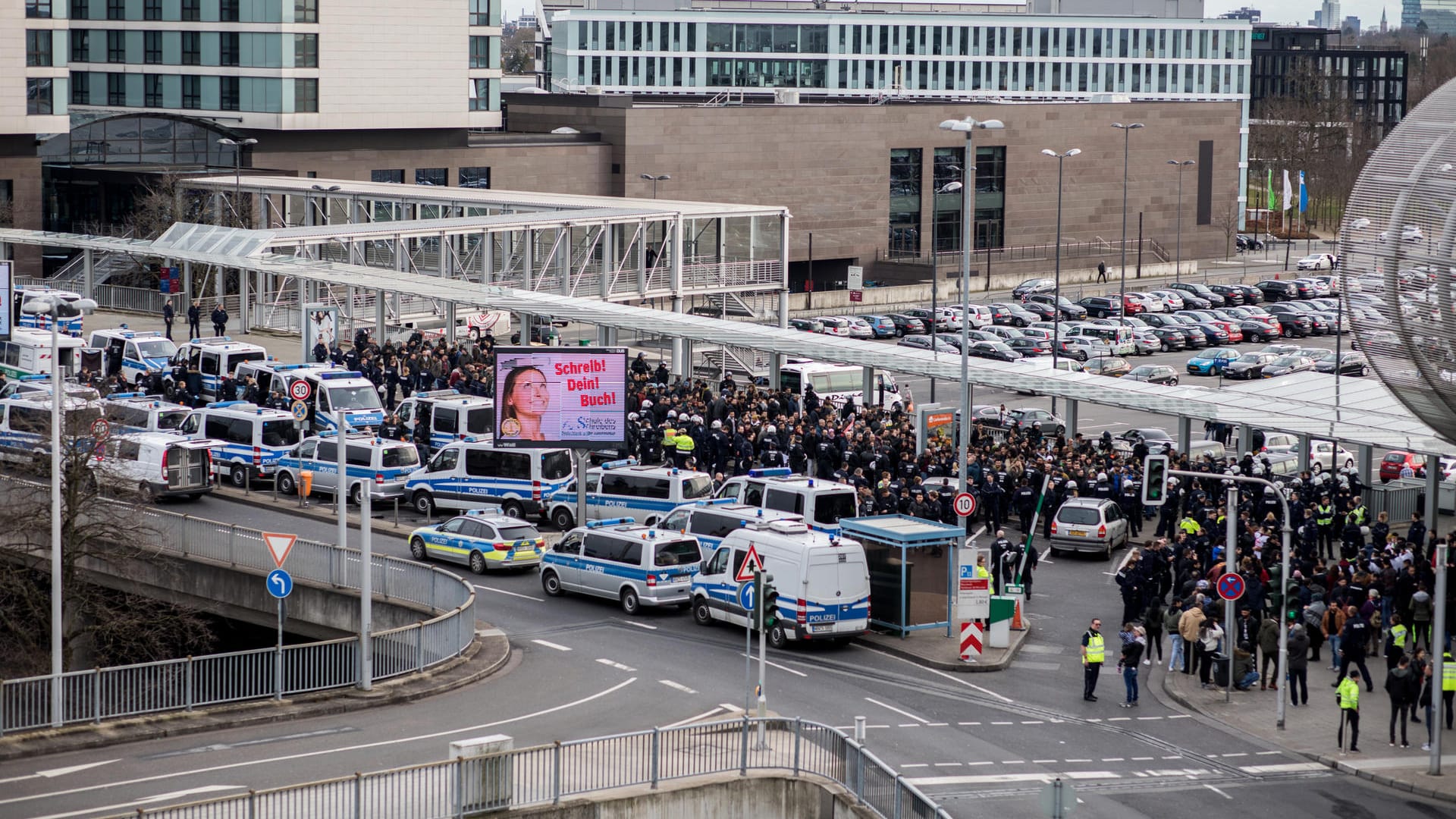 Protest gegen türkische Offensive in Nordsyrien: Mehrere Hundert Menschen nahmen an der Demonstration am Düsseldorfer Flughafen teil.